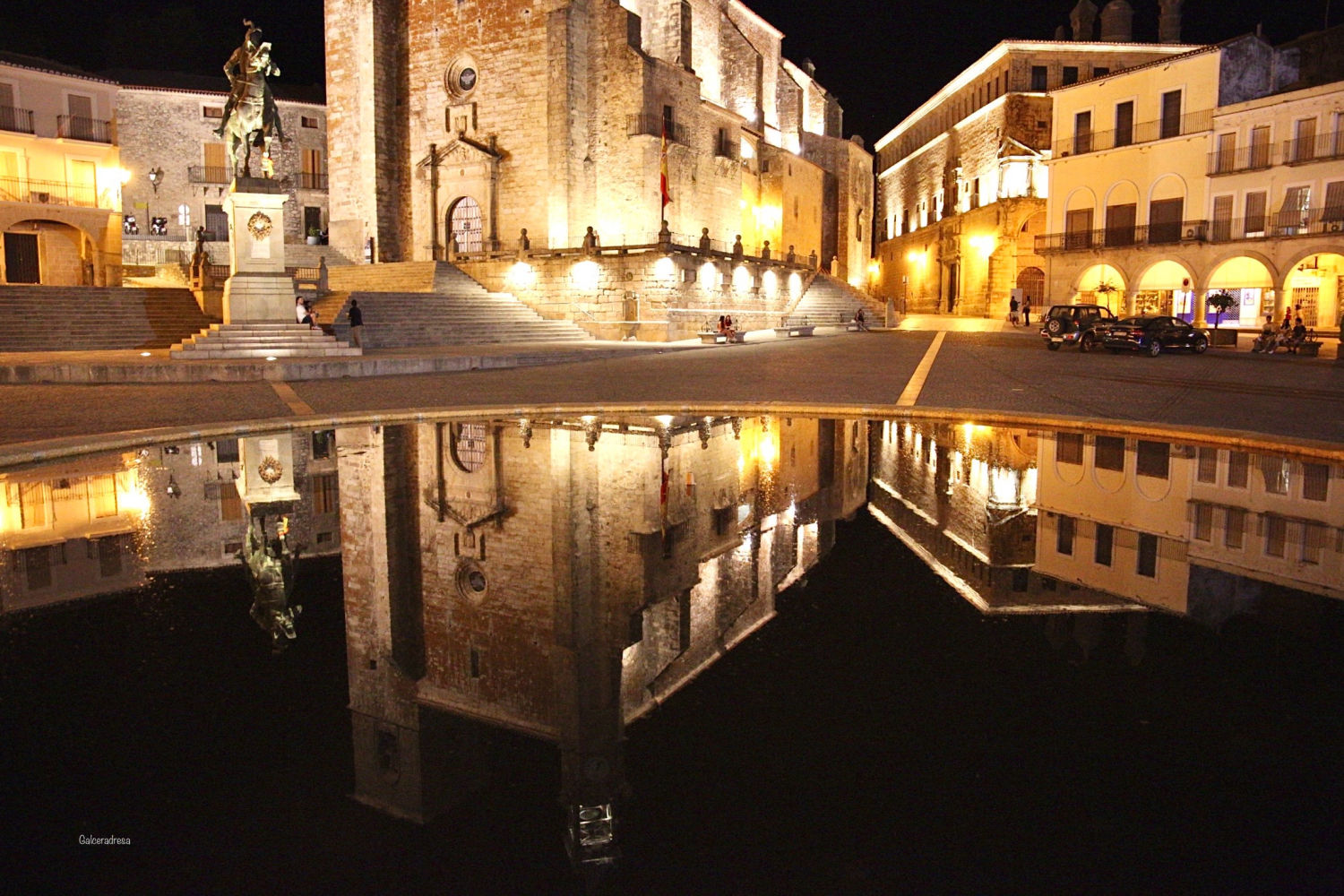 La Plaza Mayor de Trujillo con la estatua ecuestre de Pizarro.