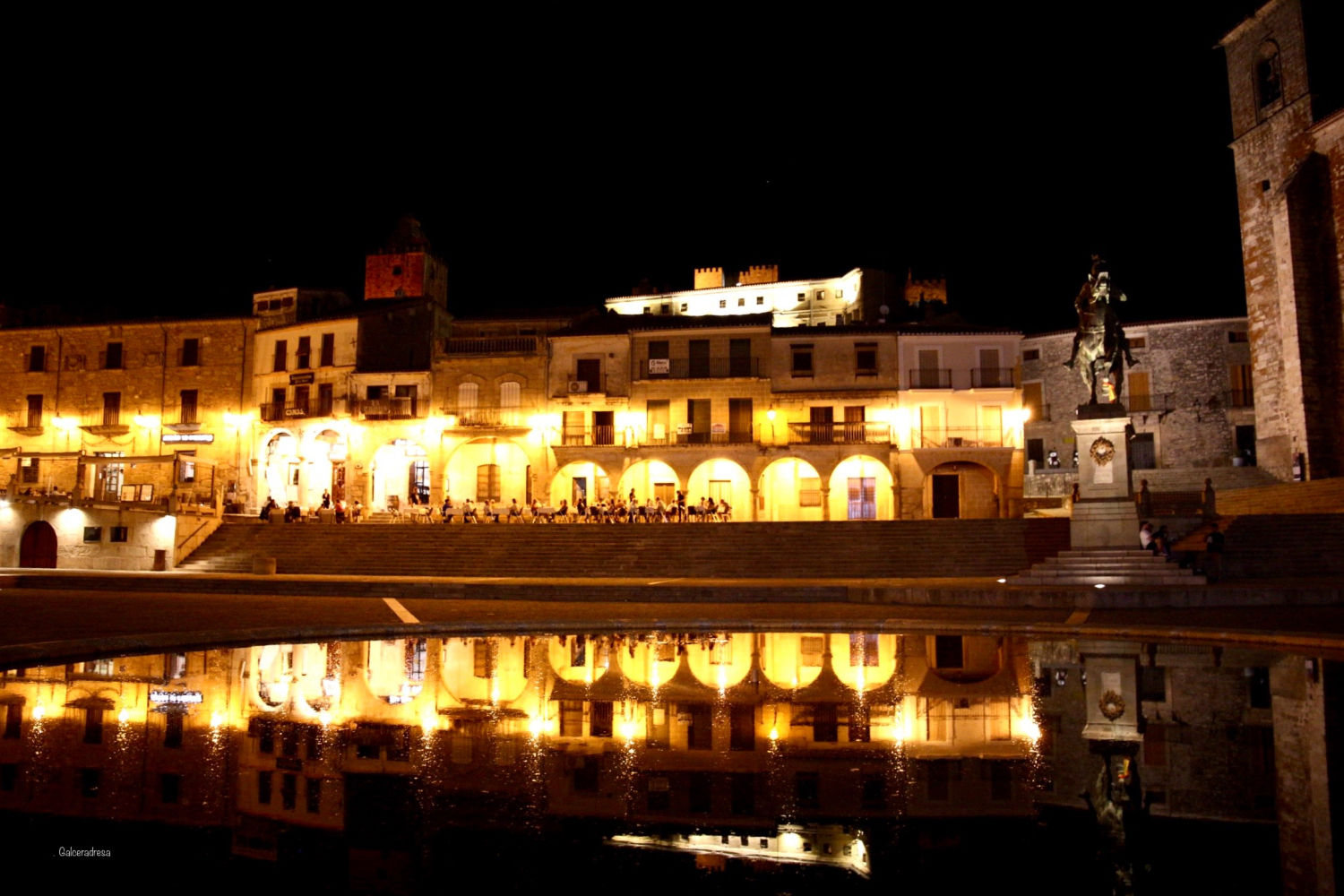 Plaza Mayor de Trujillo de noche, con sus reflejos.