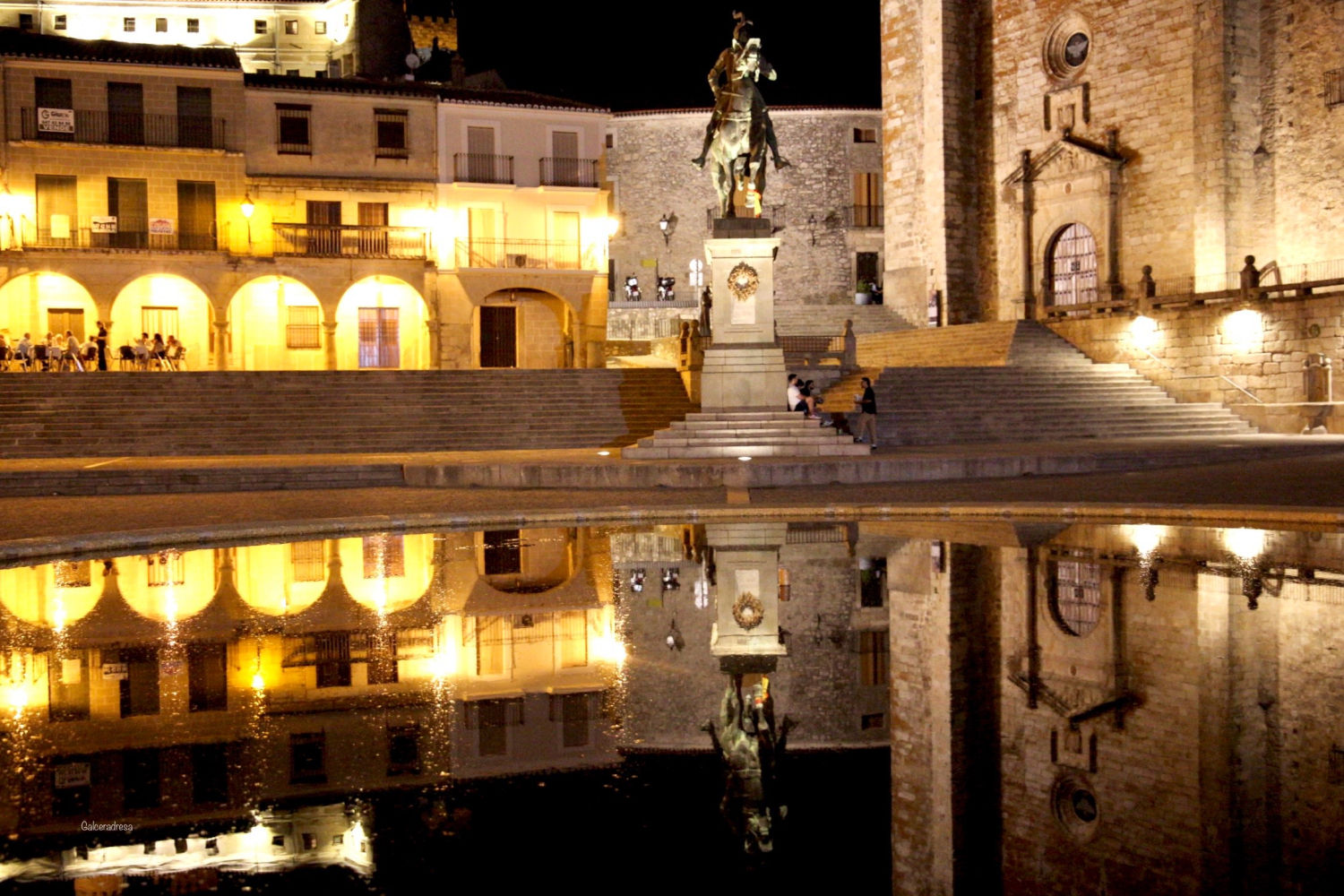 La estatua ecuestre de Pizarro en la Plaza Mayor de Trujillo.