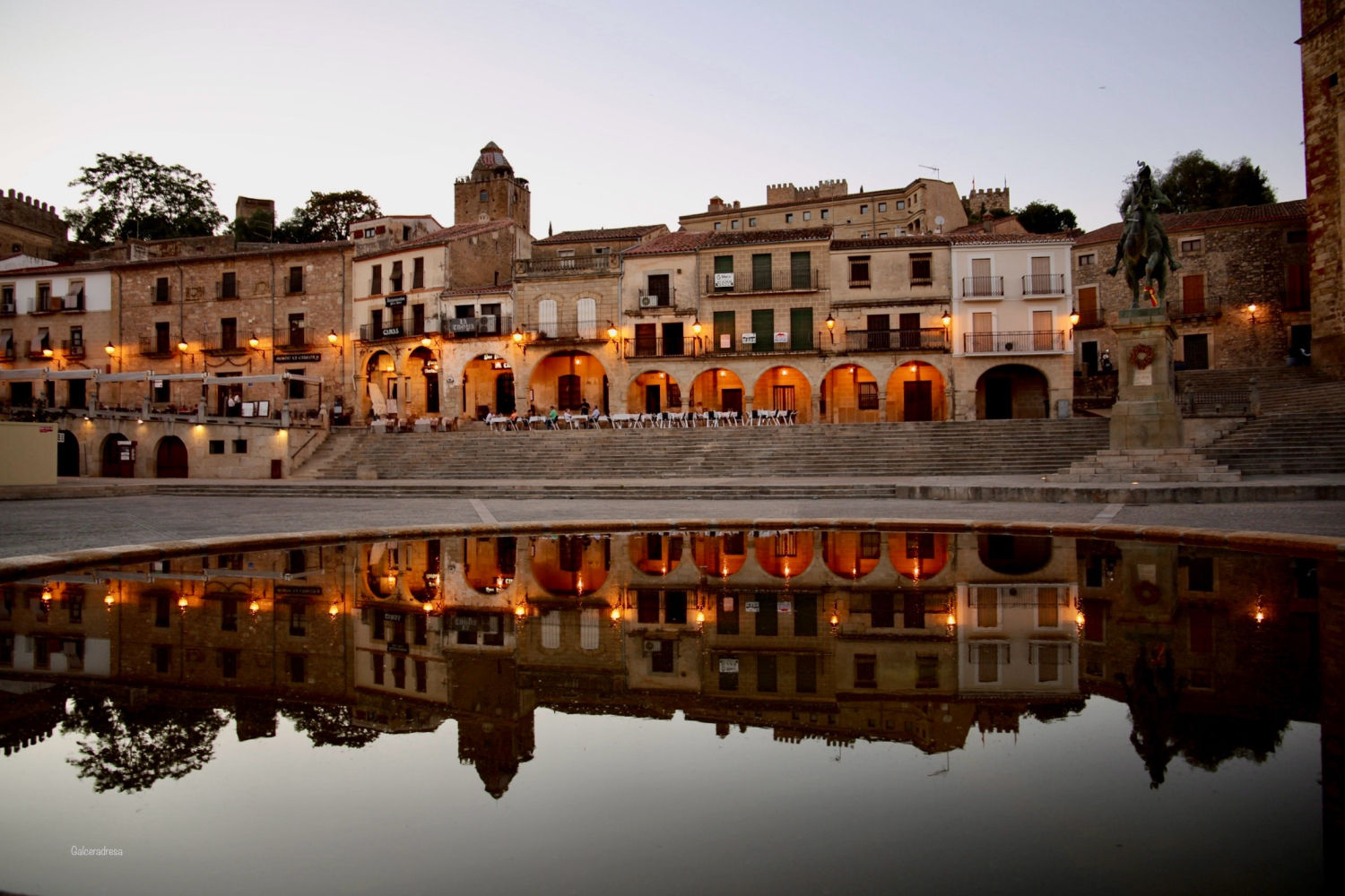 Reflejos en la Plaza Mayor de Trujillo en la tarde.