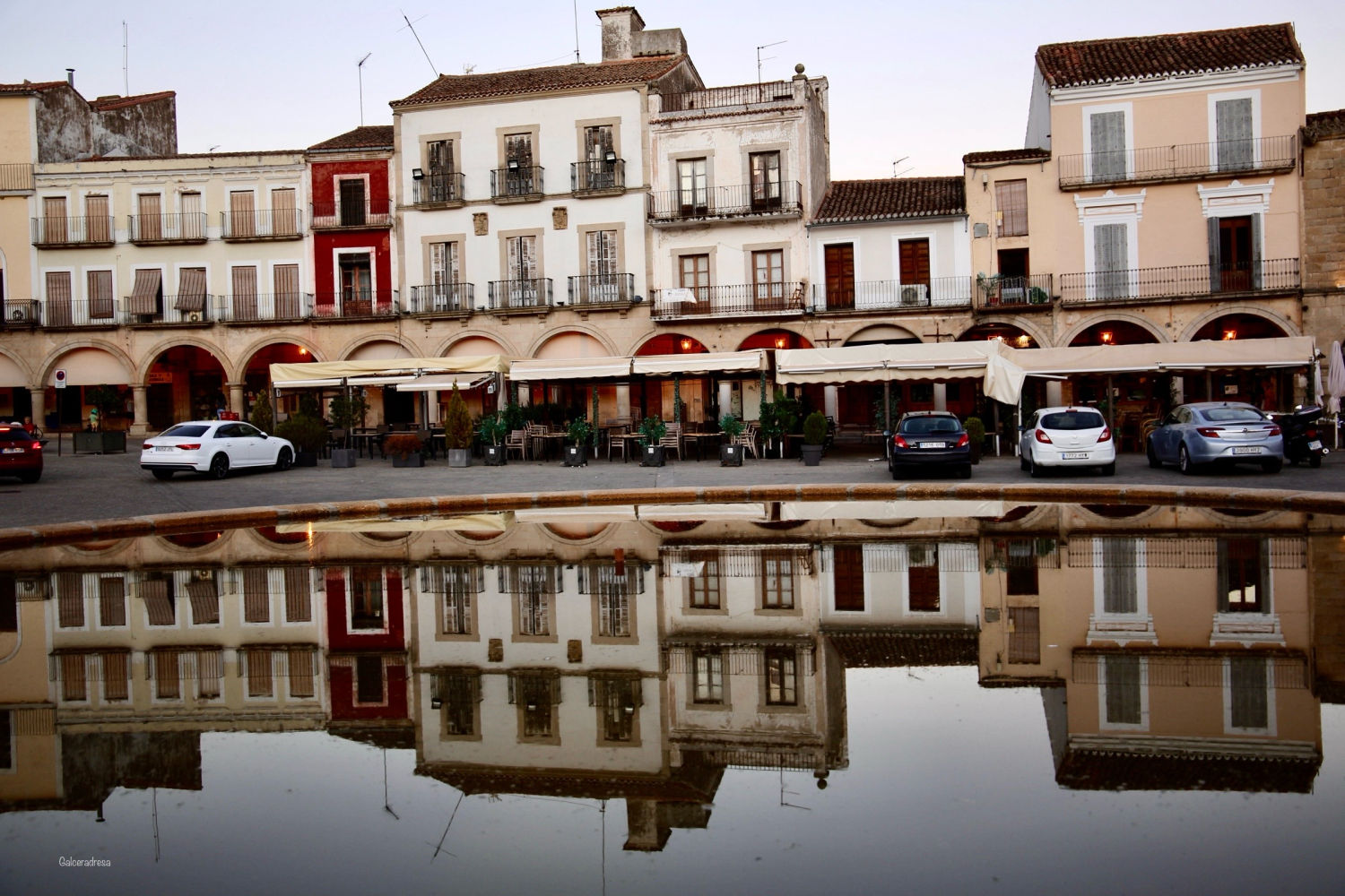 Reflejos de las casas de la Plaza Mayor de Trujillo.