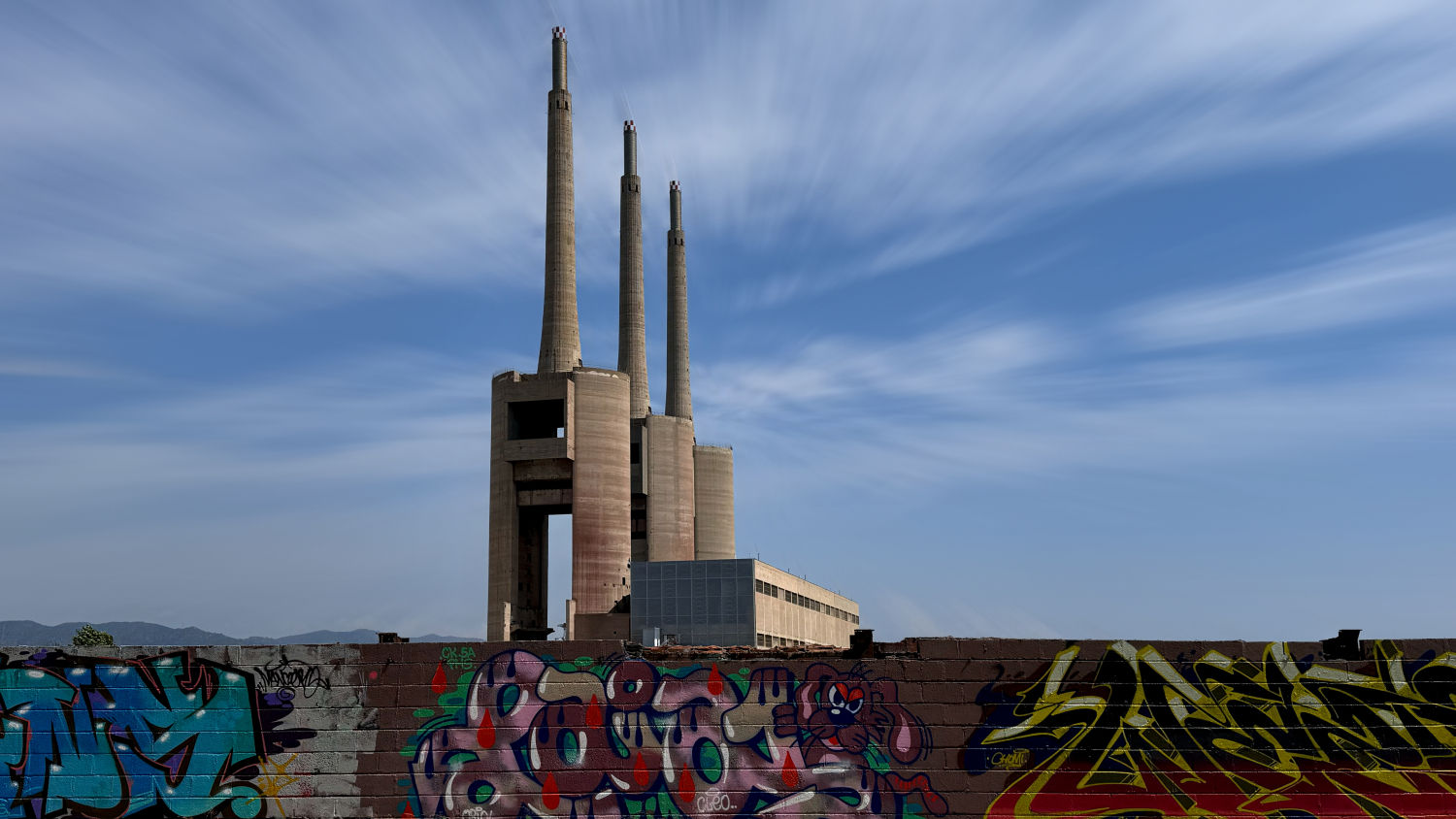 Vista exterior de las Tres Chimeneas.