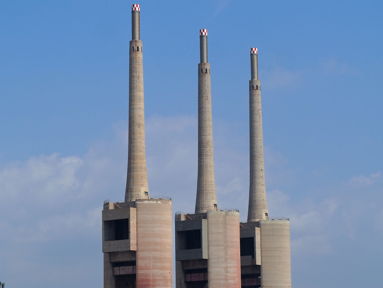 Vista lateral exterior de las Tres Chimeneas de Sant Adrià de Besòs.