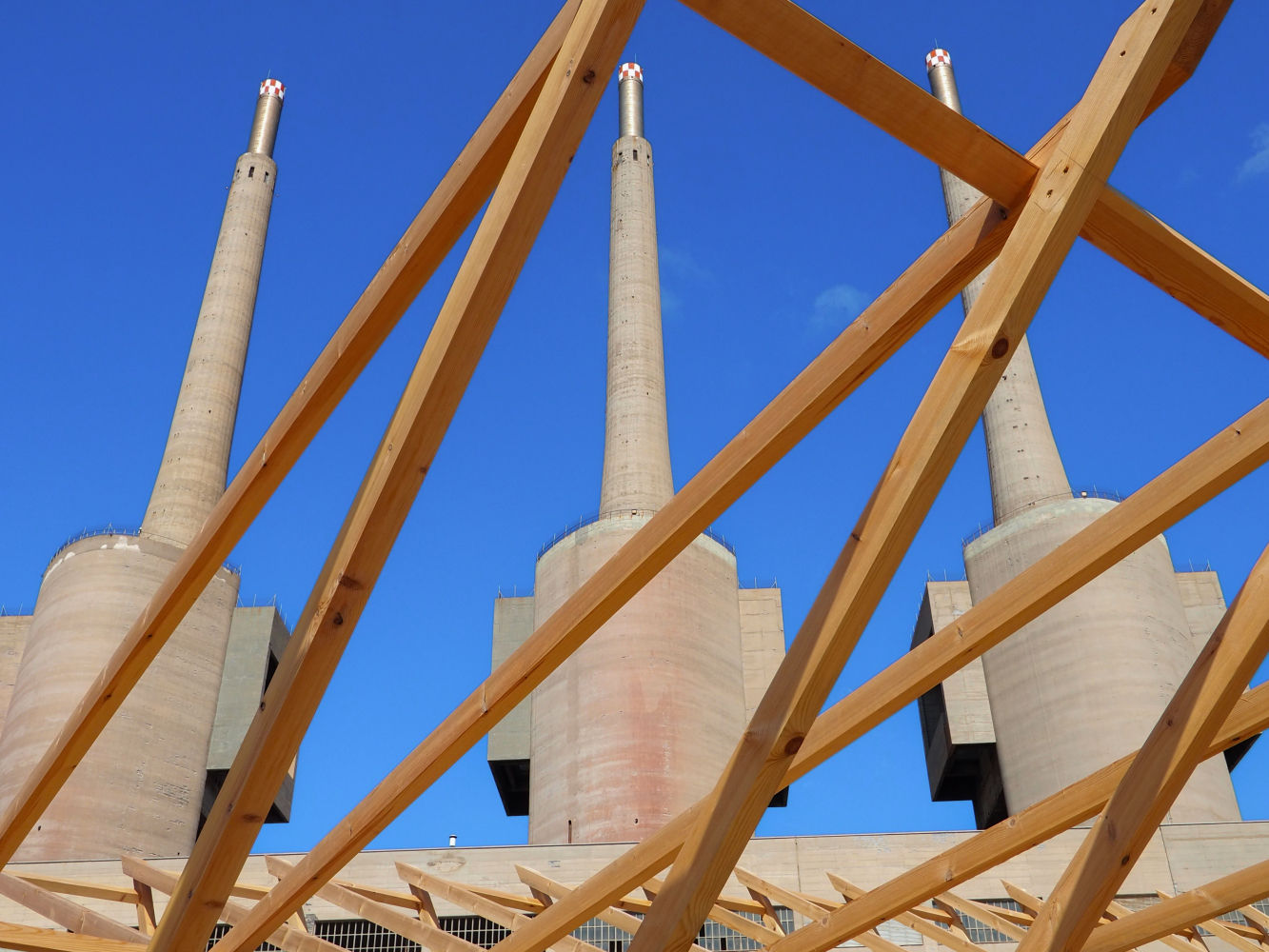 Vista de las Tres Chimeneas a través de la instalación de Arte “WINGS (X-205)” por Niels Albers.