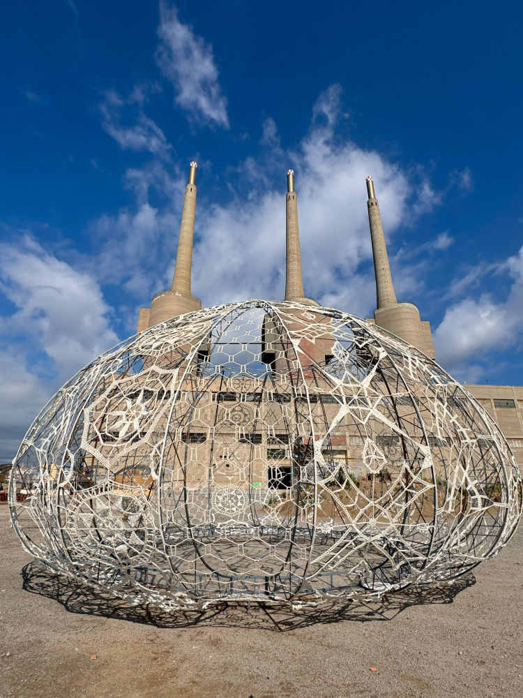 Propuesta artística de CHOI+SHINE ARCHITECTS inspirada en el esqueleto de un erizo de mar y diseñada para rendir homenaje al patrimonio textil y marítimo de Barcelona. Presenta obra existente adaptada específicamente para la Bienal Manifesta 15 (@choishinearch).