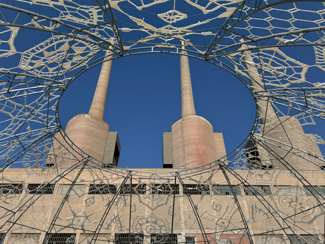 Las Tres Chimeneas a través de la instalación de Arte propuesta por CHOI+SHINE ARCHITECTS.