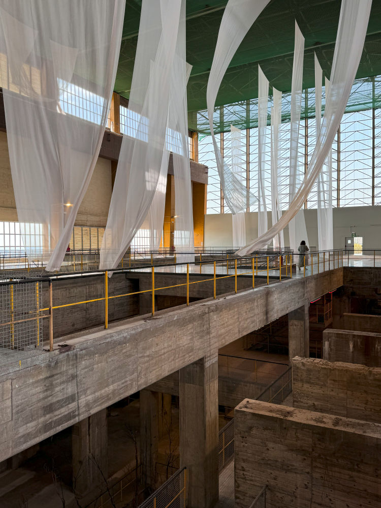 “PREHENSIÓN” por Asad Raza @asaaddo coreografía con cortinas que se mueven suavemente con el aire creando un espacio etéreo. Su obra es de nueva creación para Manifesta 15.