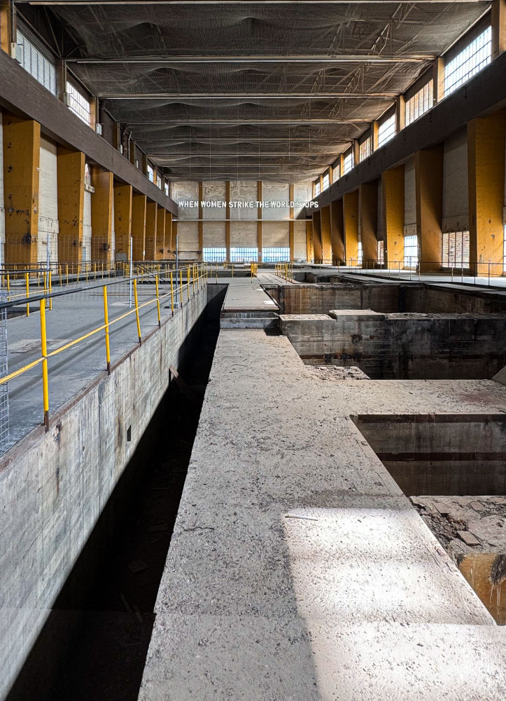 “When women strike the world stops” por Claire Fontaine.