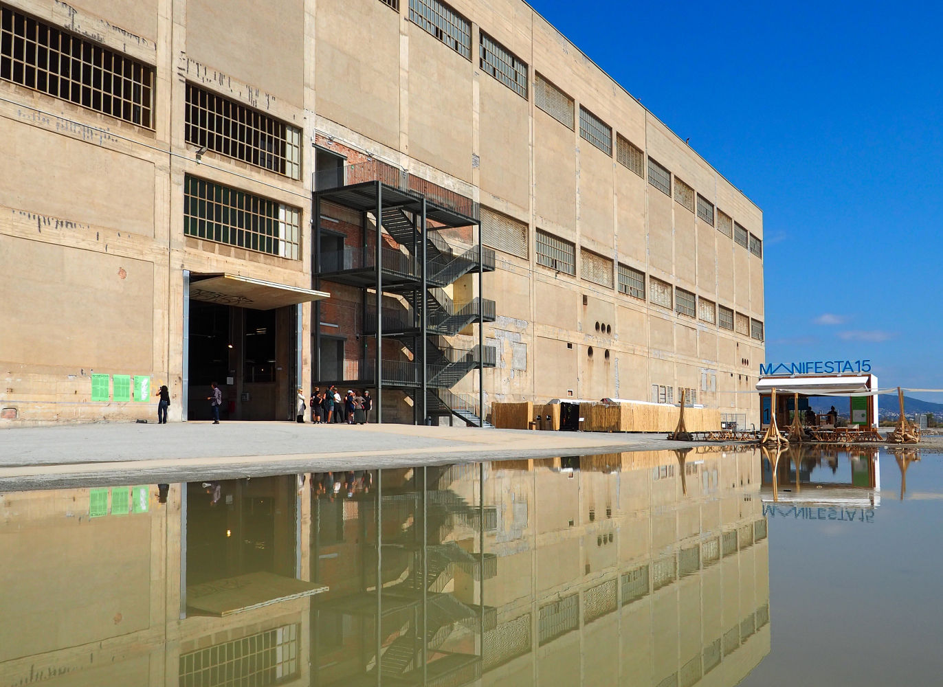 Entrada a las Tres Chimeneas con reflejos en el agua.