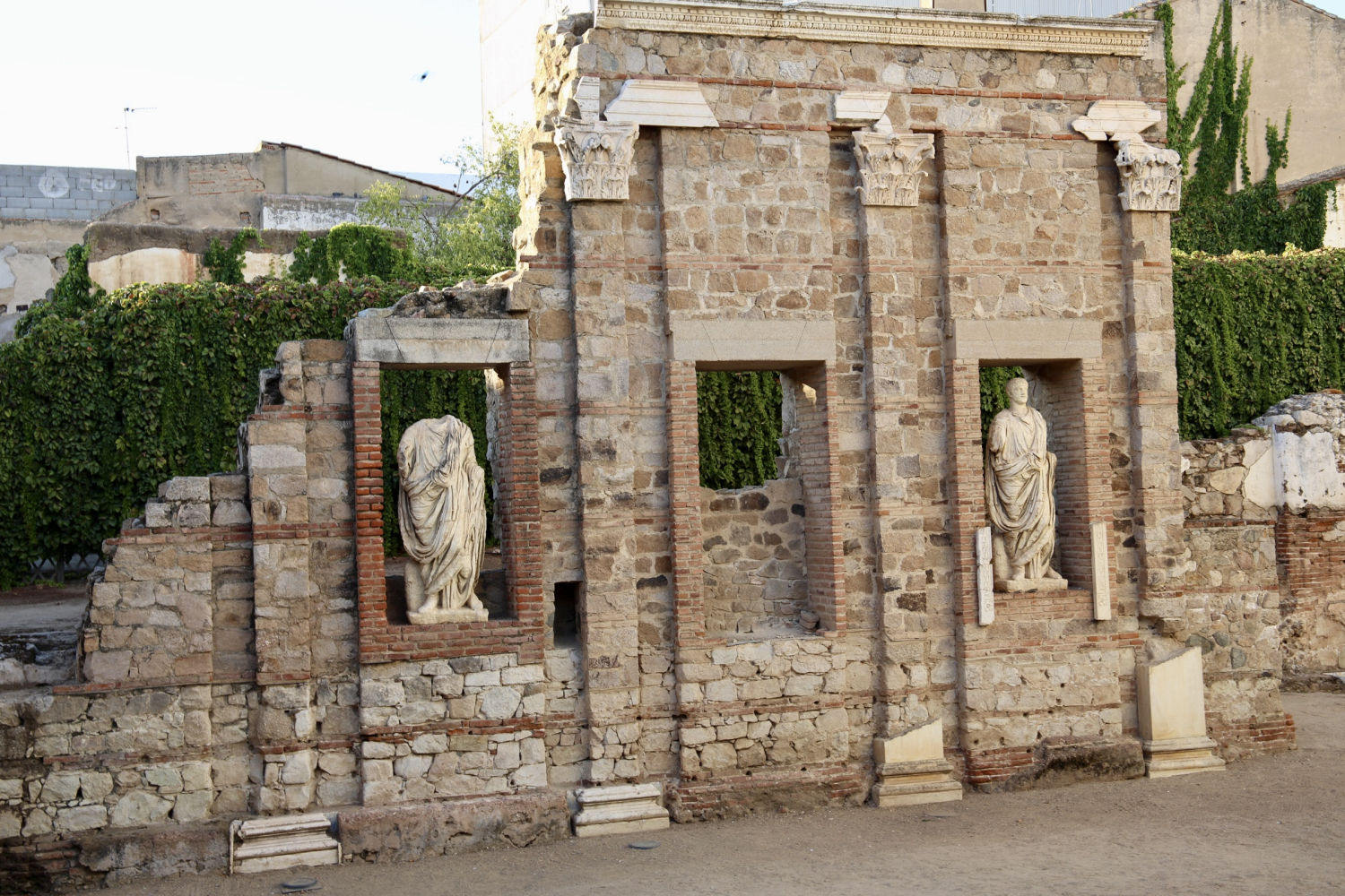Detalle de dos de las esculturas del teatro romano de Mérida.