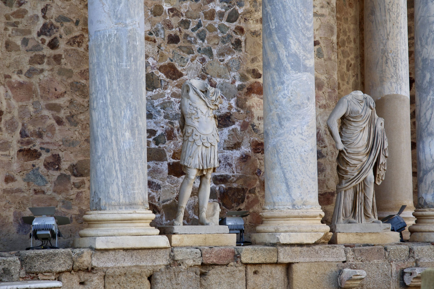 Esculturas sin cabeza en el teatro romano de Mérida.