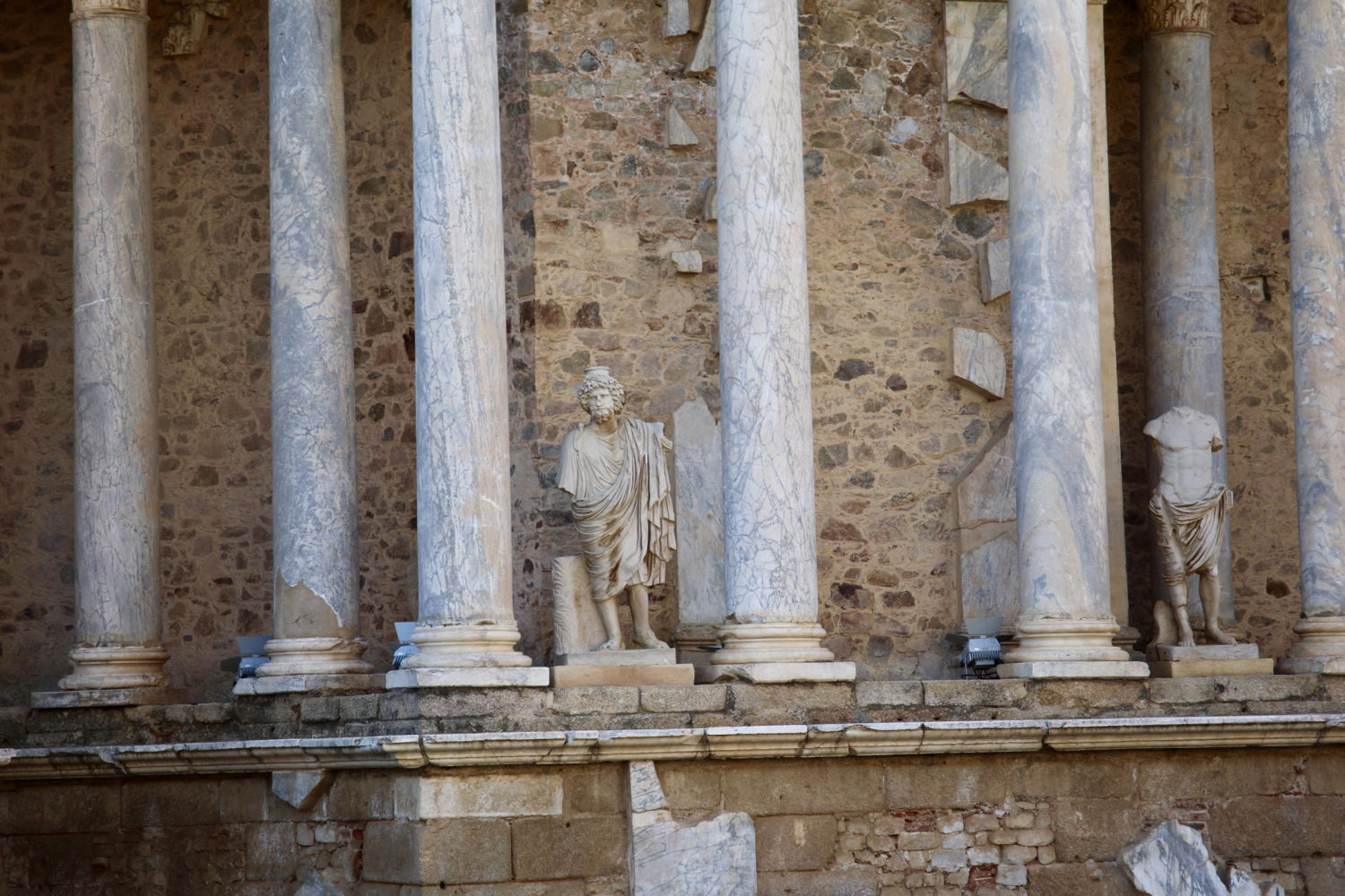 Columnas y esculturas en el teatro romano de Mérida.