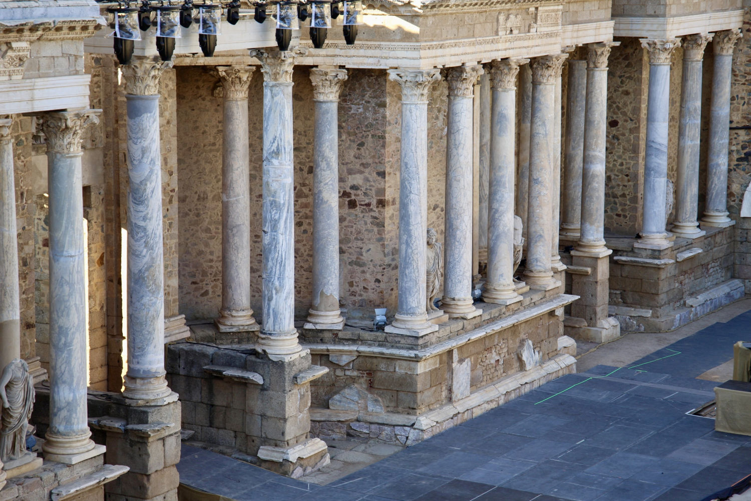 Frontal de columnas del teatro romano de Mérida.