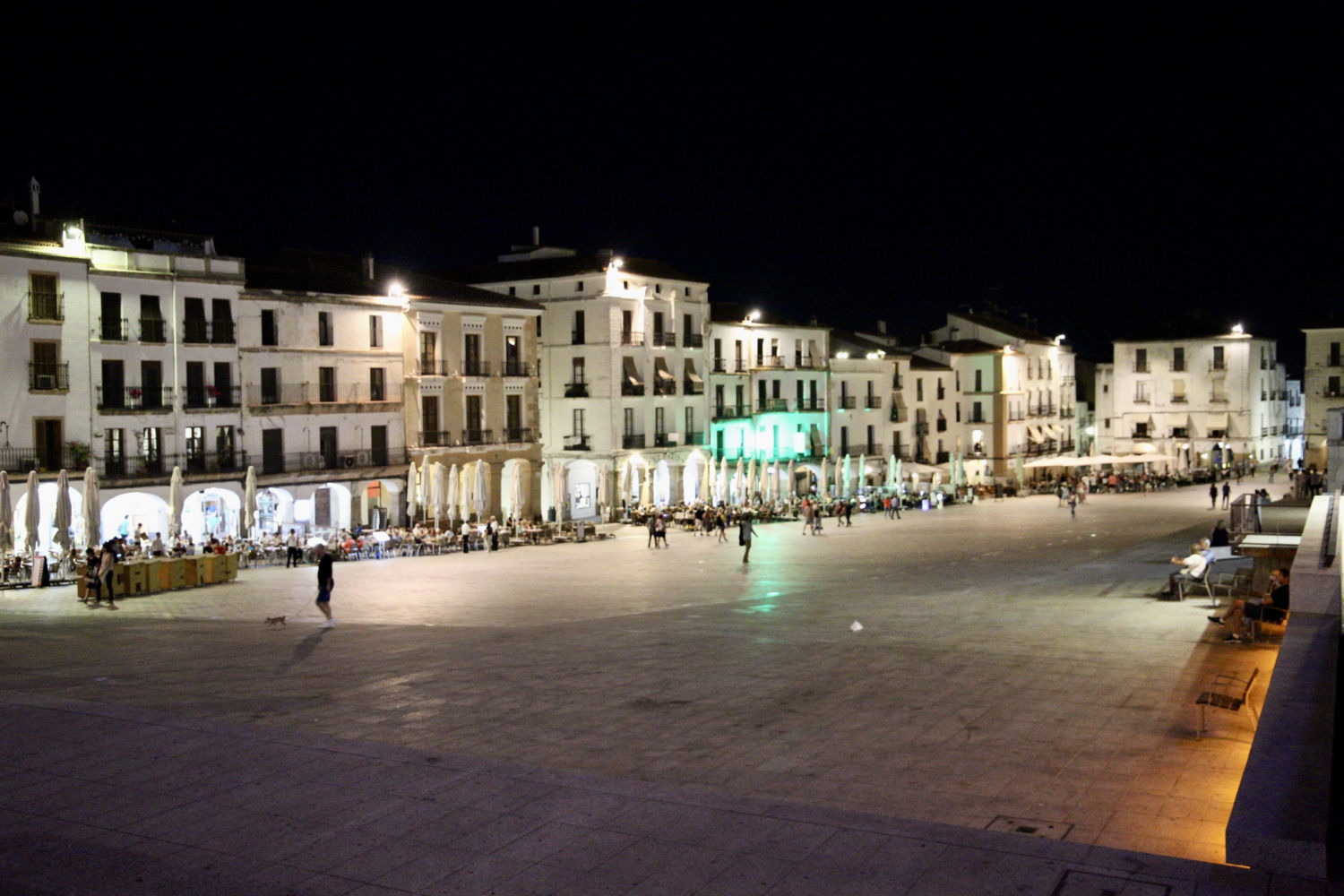 La Plaza Mayor de Cáceres, de noche.
