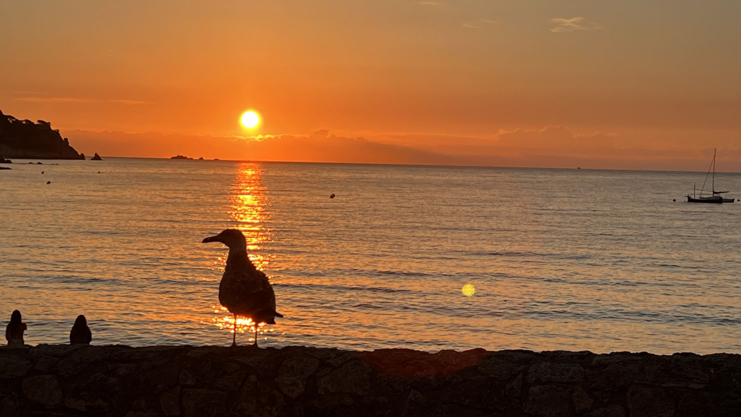 Pilar solar con la gaviota en La Fosca.