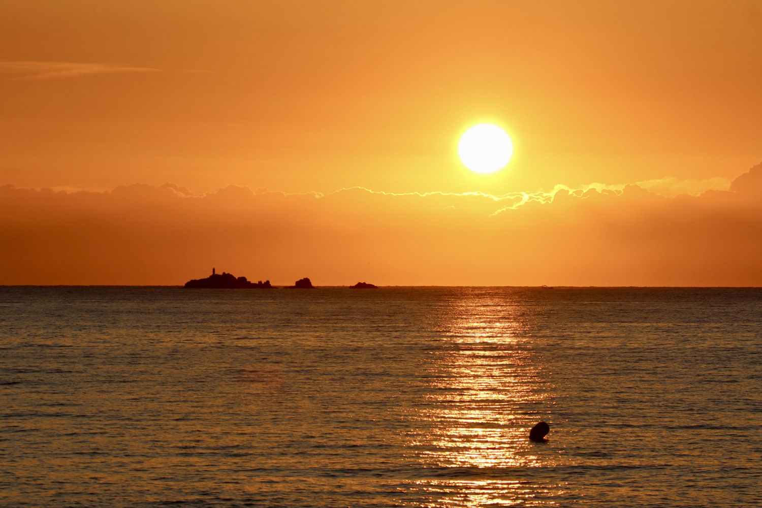 Pilar solar al amanecer en La Fosca.