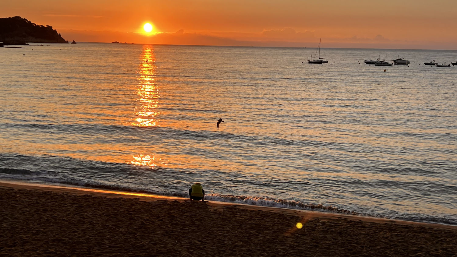 Pilar solar en La Fosca al amanecer.