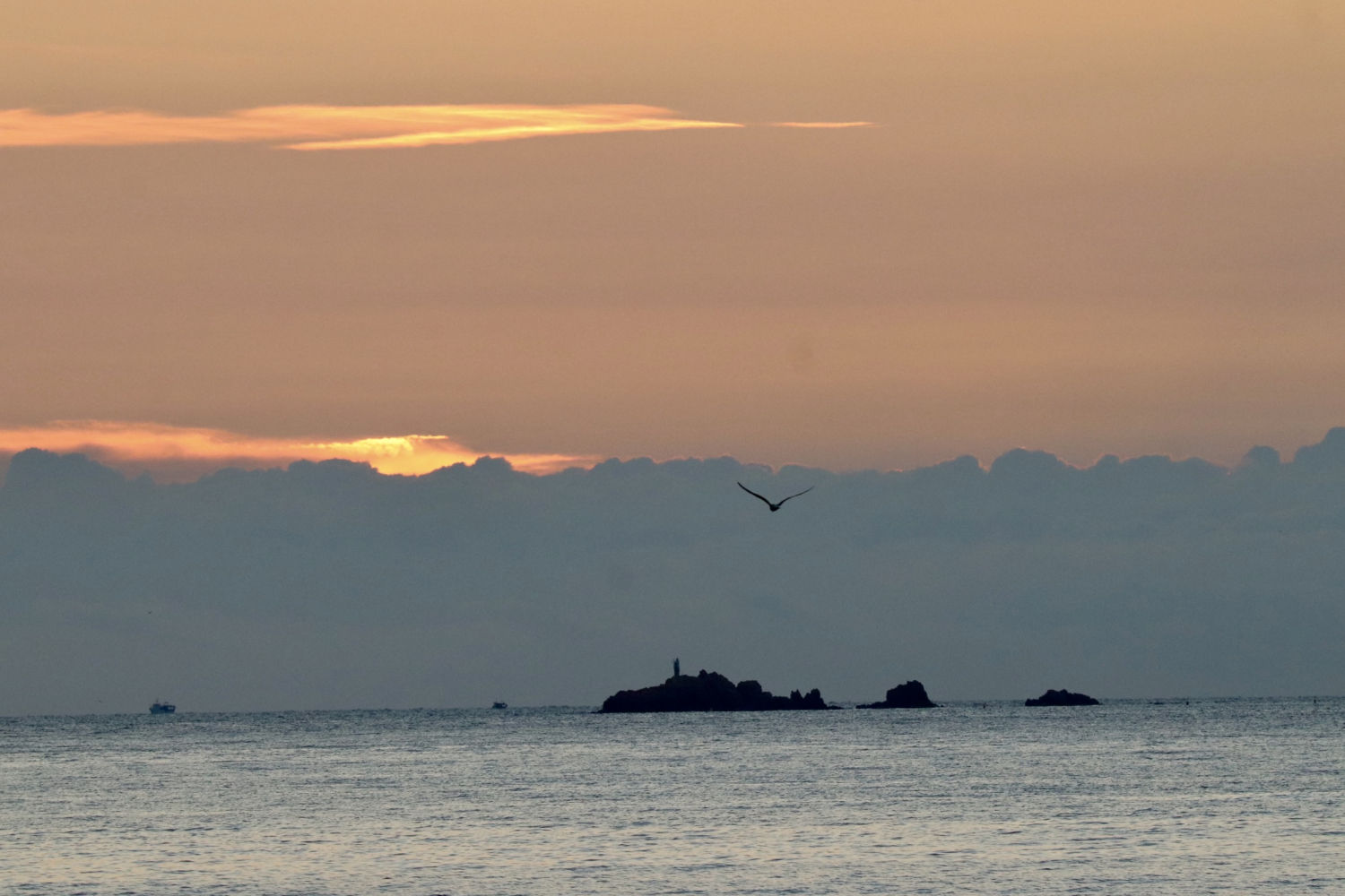 Amanecer con nubes en el horizonte en La Fosca de Palamós.