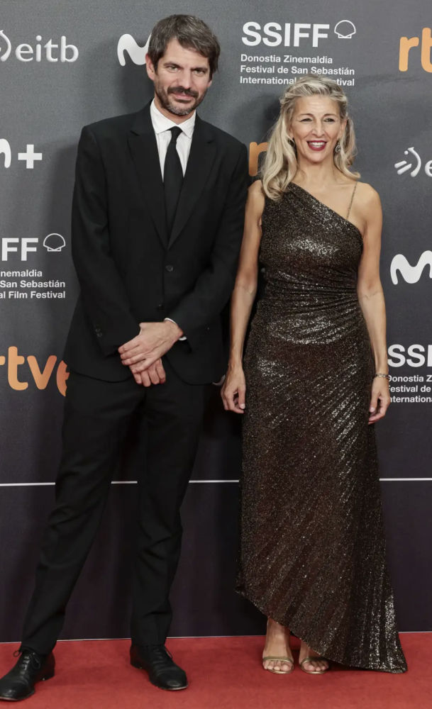 La ministra Yolanda Díaz ha acudido a la alfombra roja con un vestido asimétrico a base de lentejuelas.