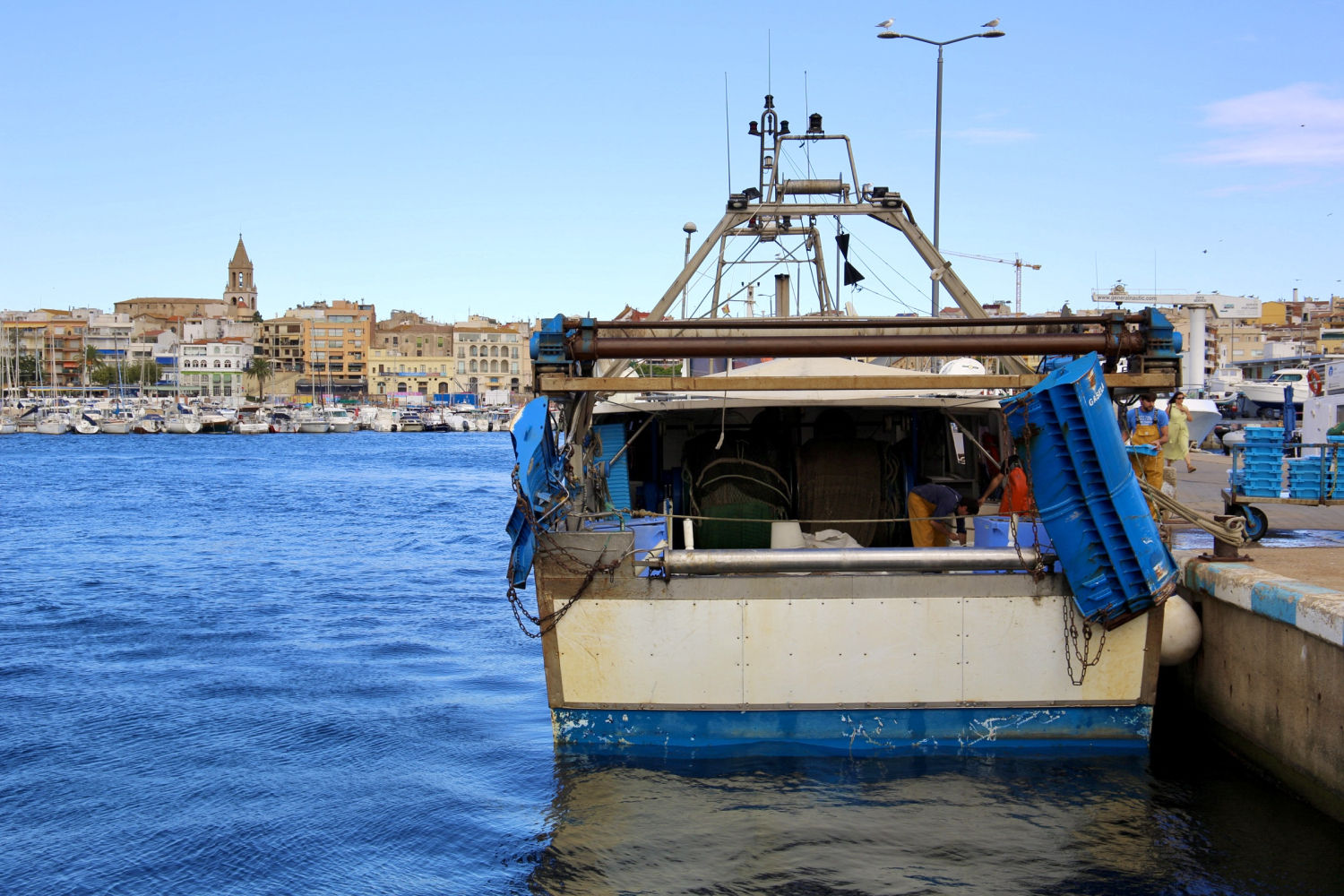 Pesquero de gambas en el puerto.