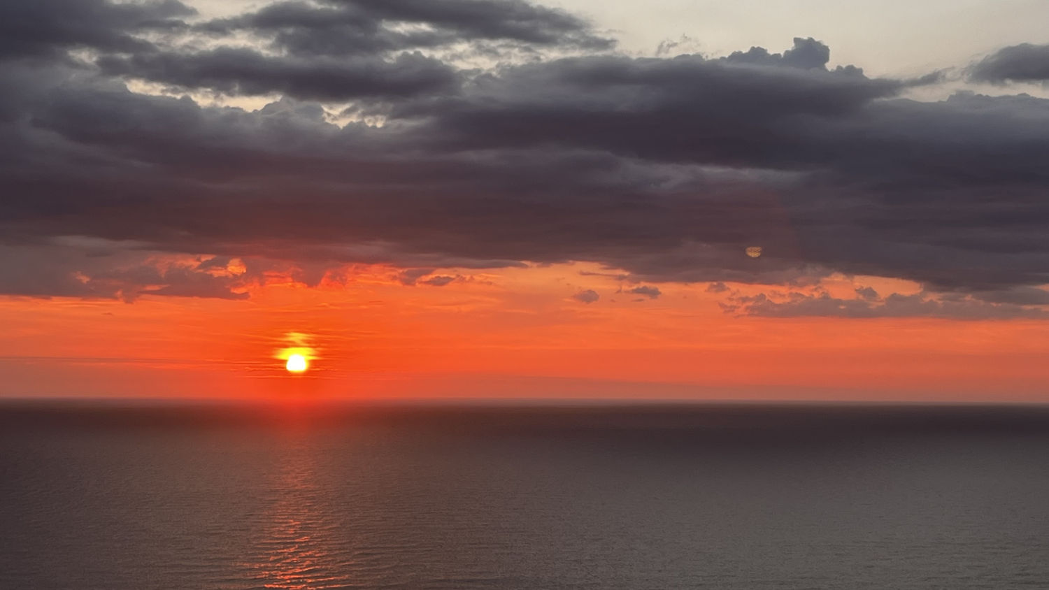 Amanecer rojo visto desde el Far de Sant Sebastià.