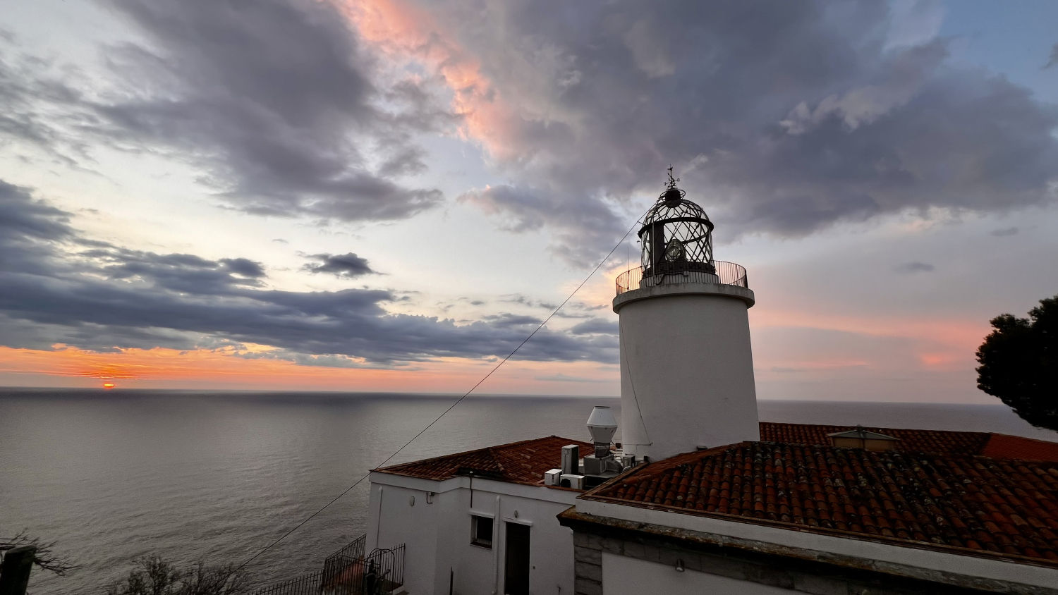 El cielo del amanecer en calma del Far de Sant Sebastià.