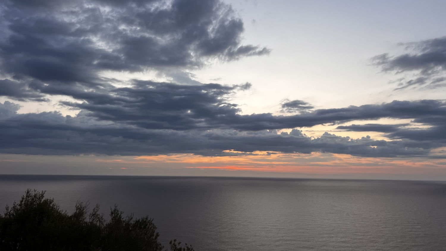 Nuevo día en la costa del Far de Sant Sebastià.