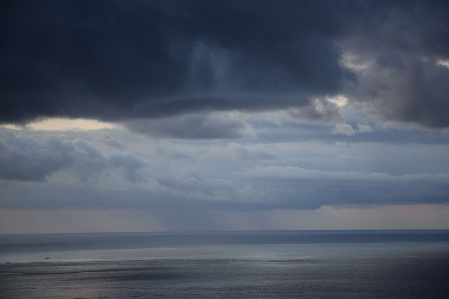 Tormenta en el mar frente al Far de Sant Sebastià.