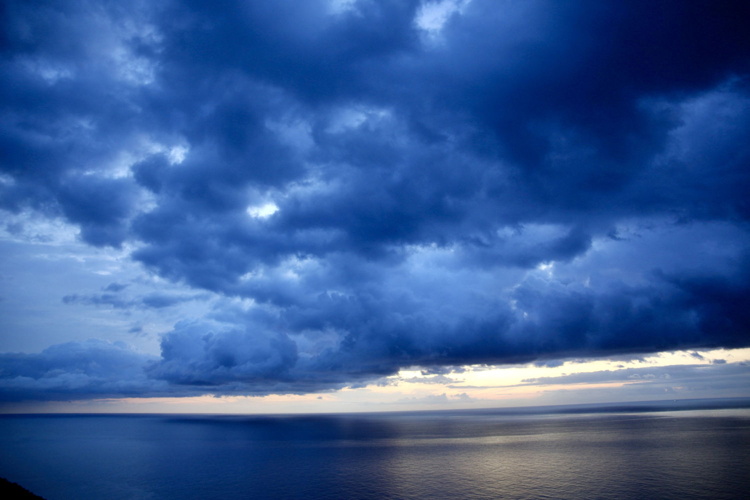 Nubes de mar azul frente al Far de Sant Sebastià.