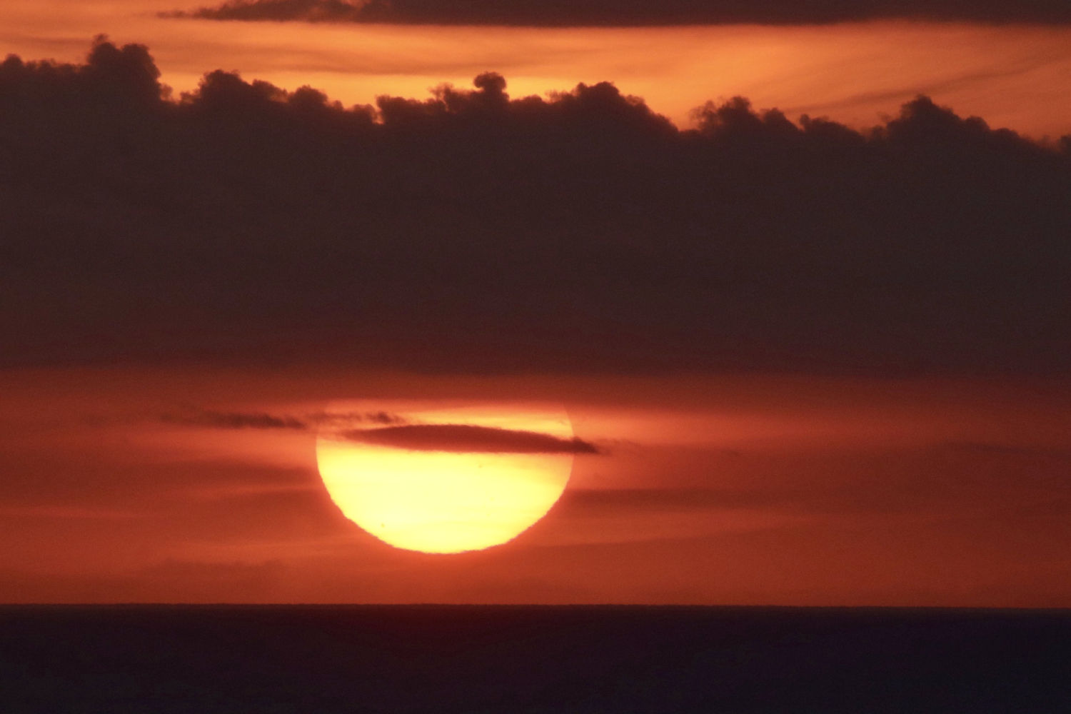 El sol bajo las nubes visto desde el Far de Sant Sebastià.
