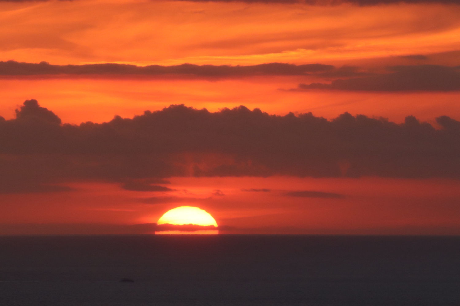 El sol del horizonte del Far de Sant Sebastià.
