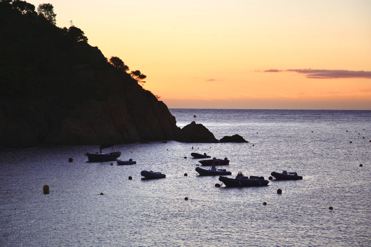 Amanecer en calma en Tamariu.