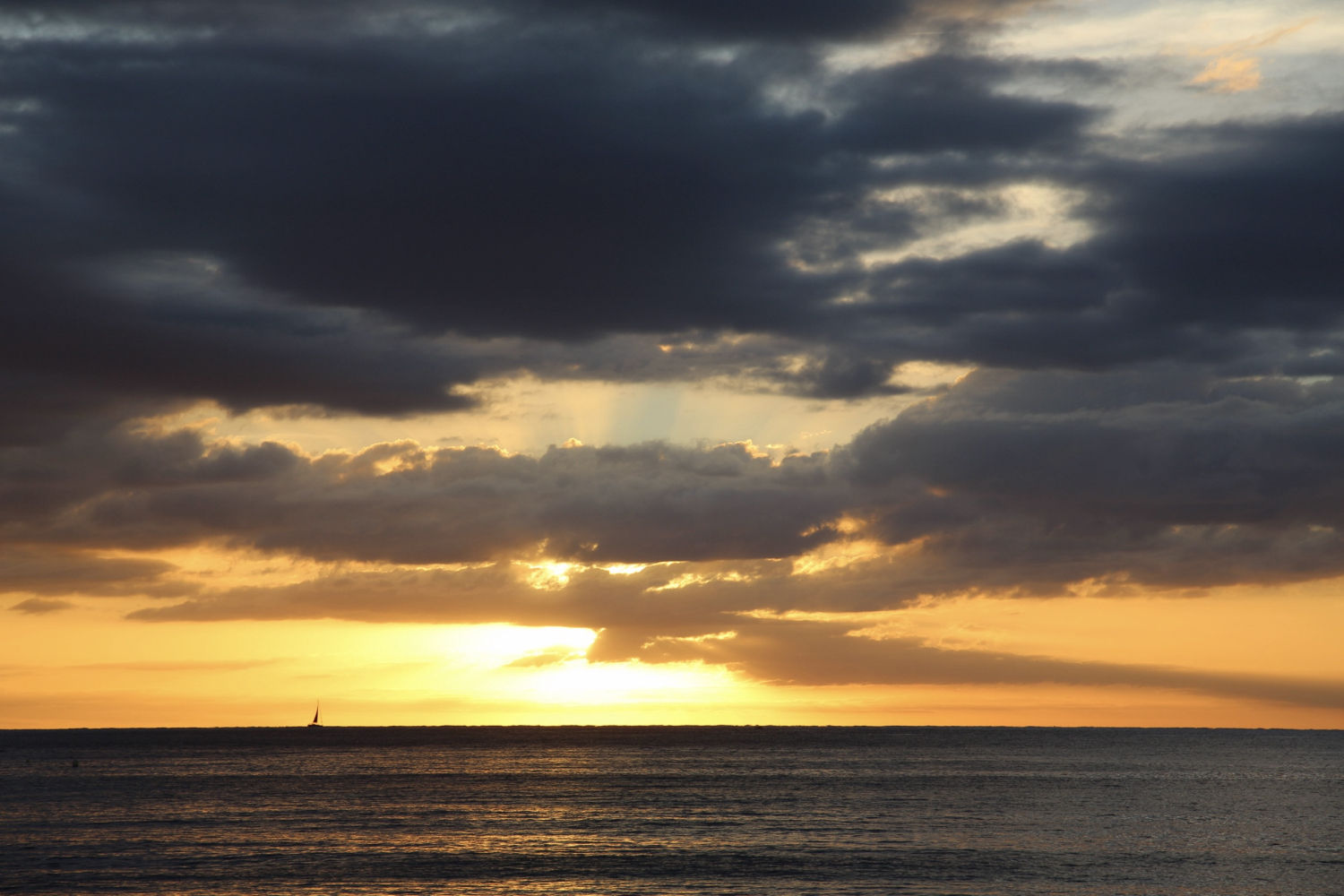 Contraste de nubes frente a la costa de Palamós.