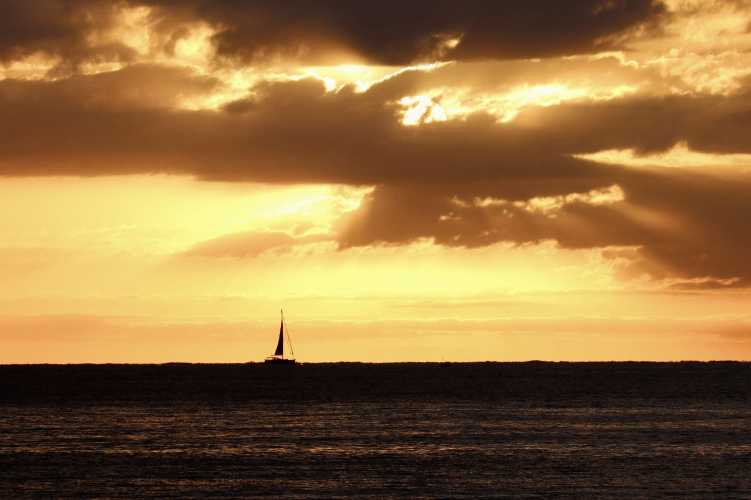 El amanecer dorado de Palamós.