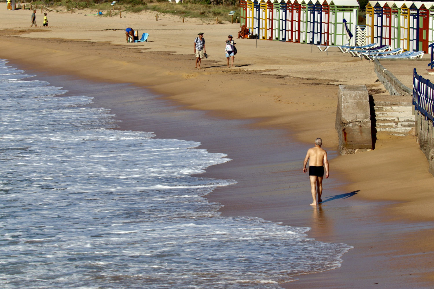 Paseo otoñal por la playa de Sant Feliu de Guíxols.
