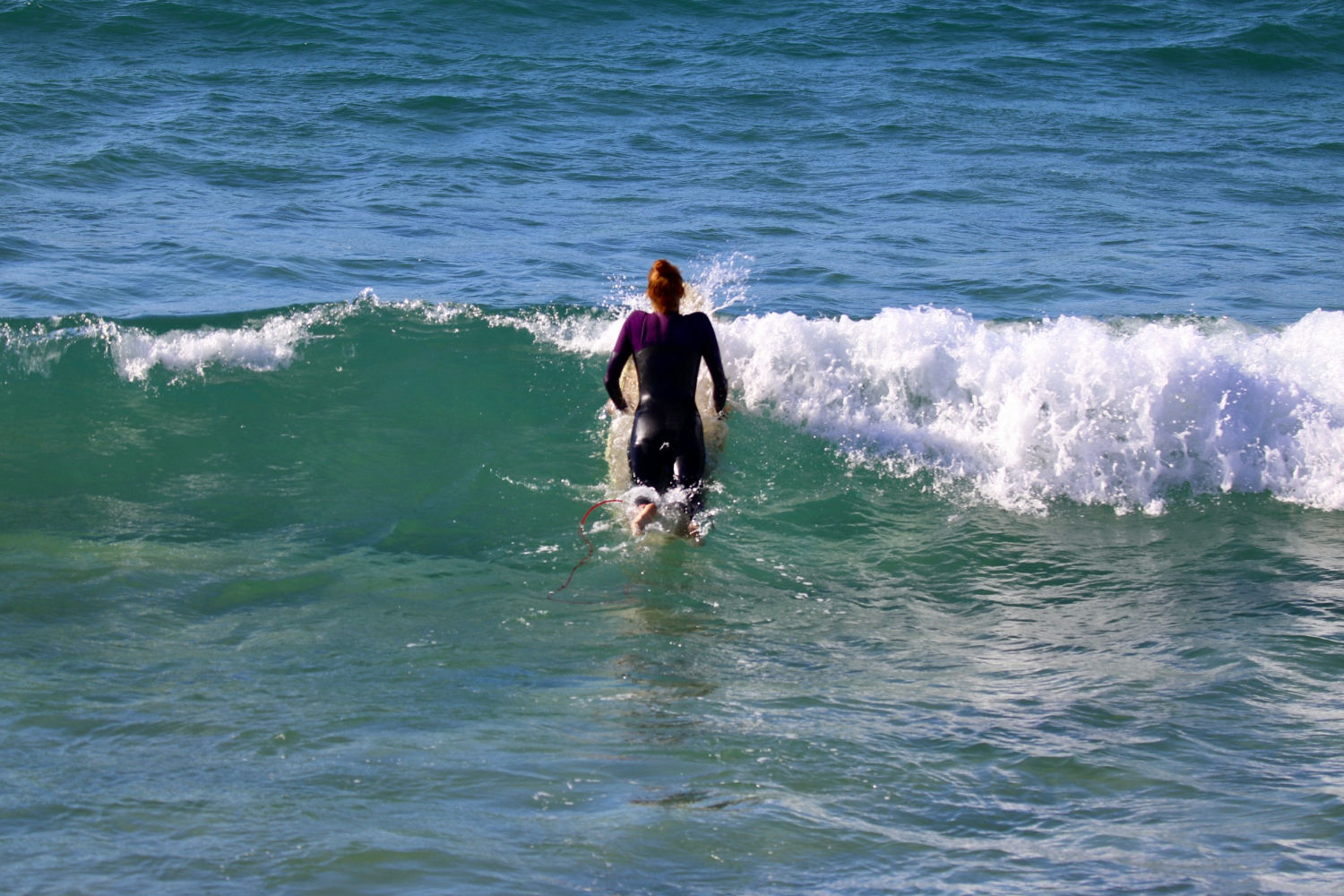 Subida a la ola en Sant Feliu de Guíxols.