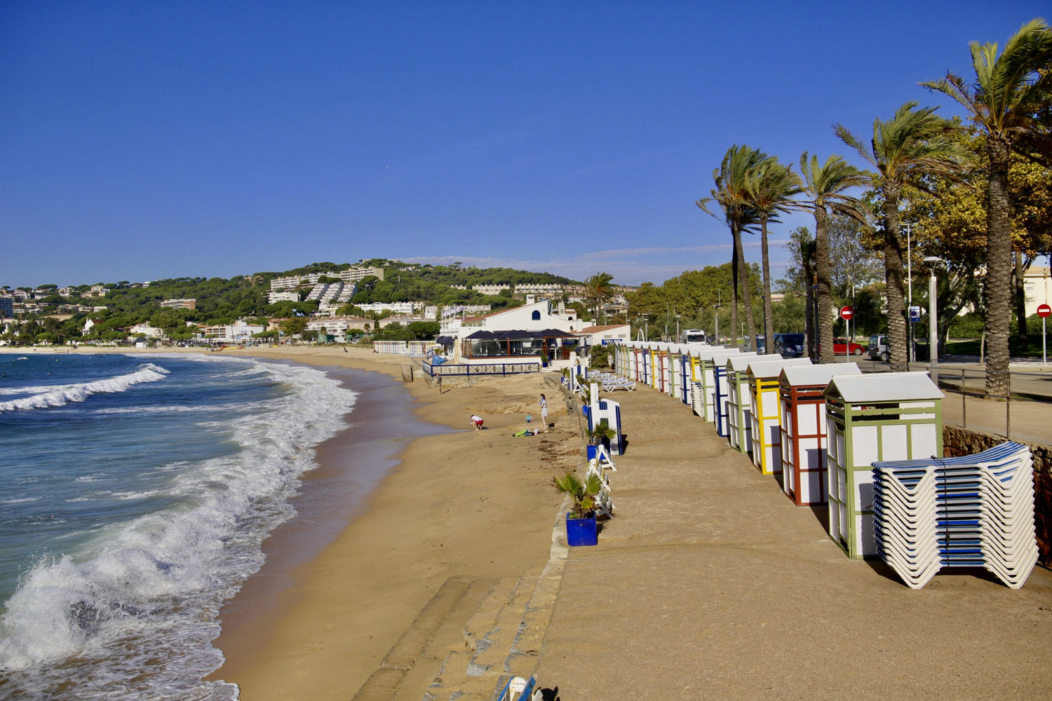 Las casitas de la playa de Sant Feliu de Guíxols.
