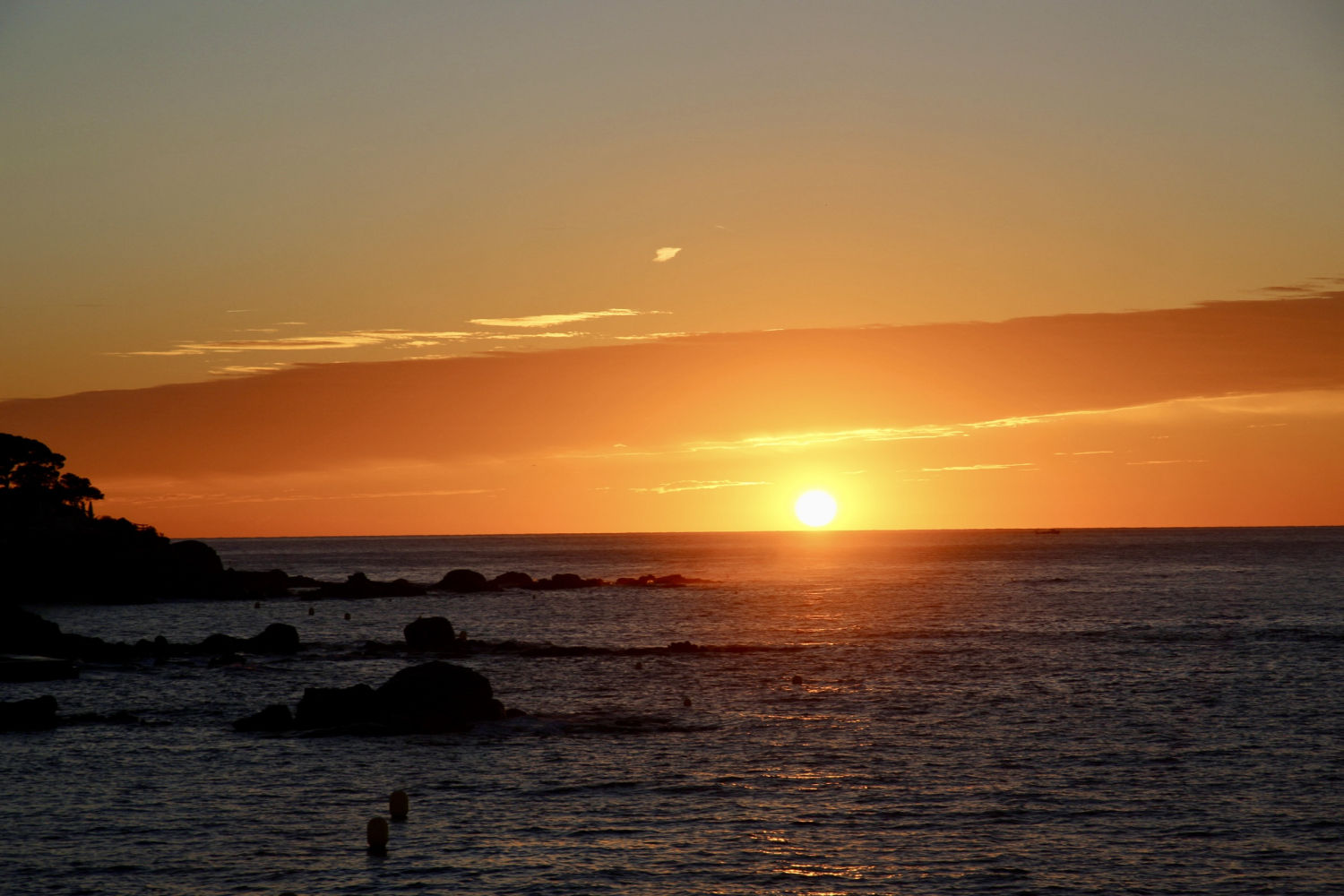 Bello amanecer otoñal en Calella de Palafrugell.