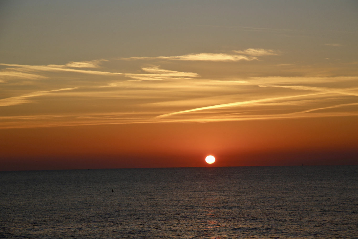 Amanecer de estelas en Llafranc.