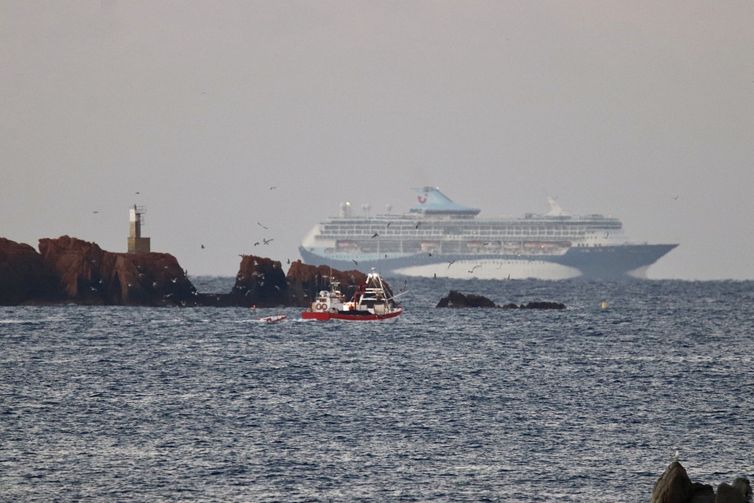 Crucero y pesquero en las Illes Formigues.