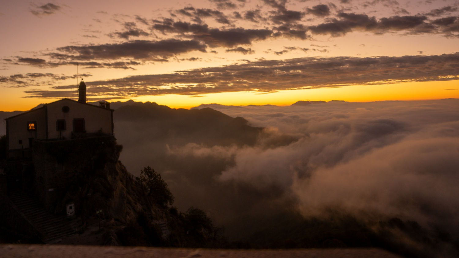 Amanecer con nieblas en el Balcó de la Plana.