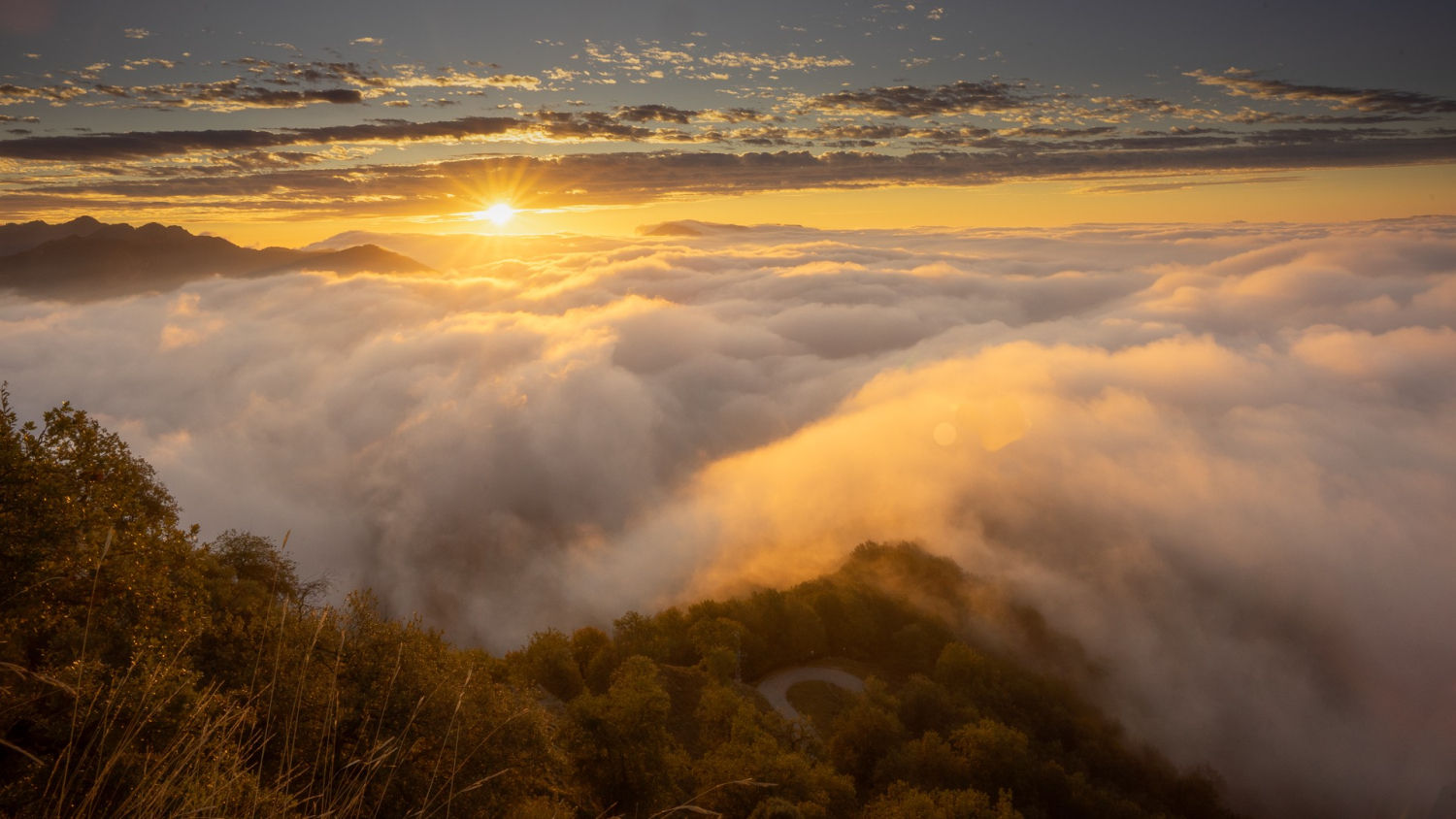 La belleza del amanecer entre nieblas bajas en el Balcó de la Plana.