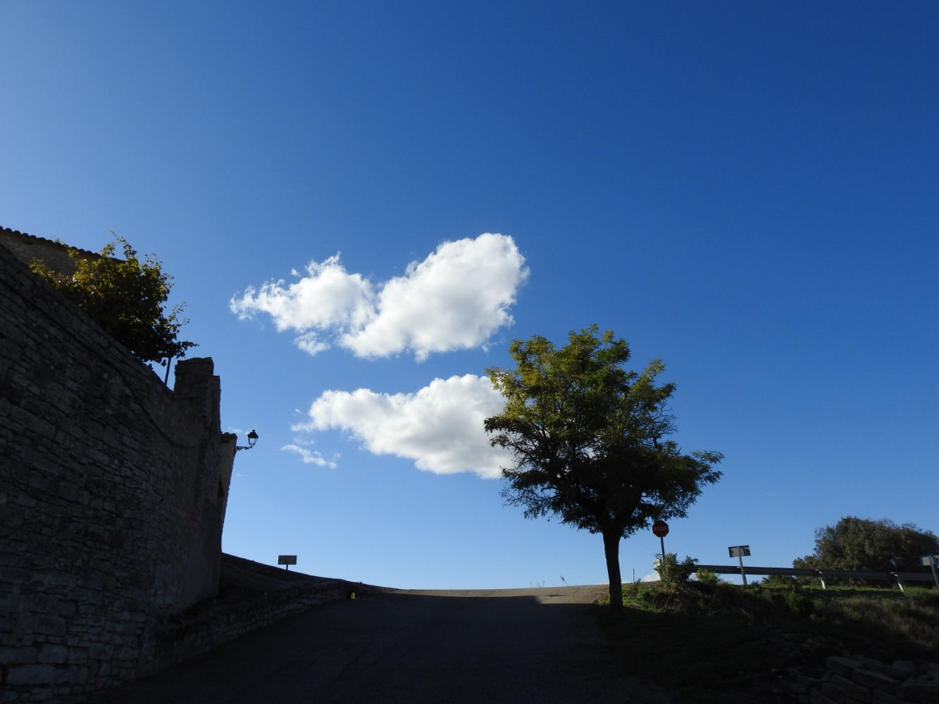 Nubes caras sobre las sombras.