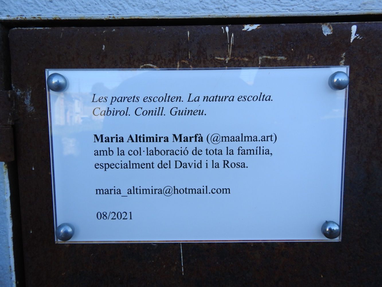 Las paredes escuchan, un proyecto artístico de mural en fachadas de La Tallada.