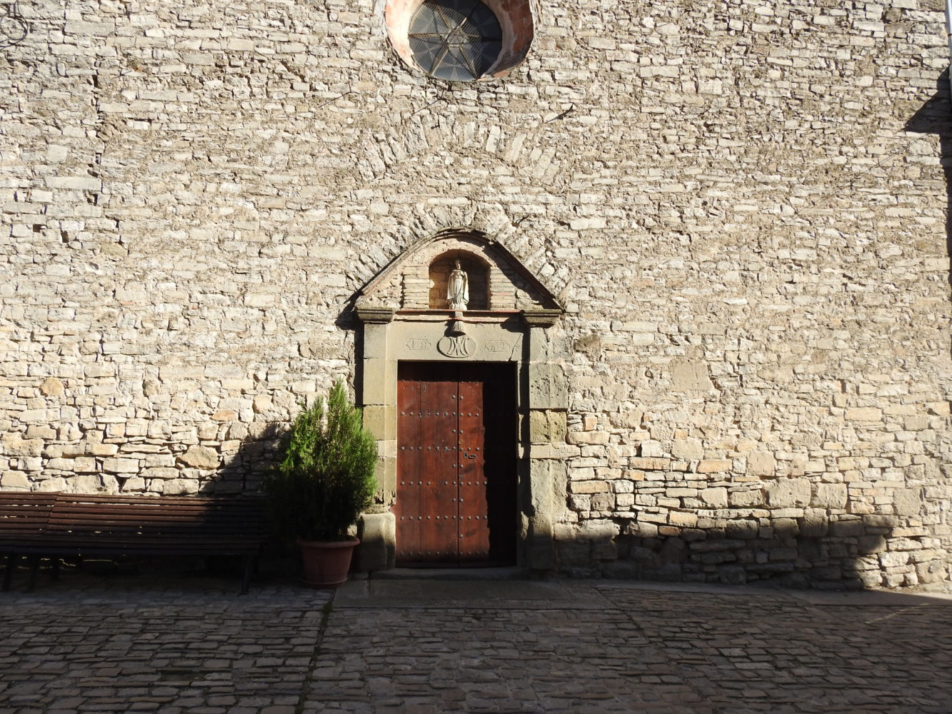 Puerta de acceso a la iglesia de Sant Martí.