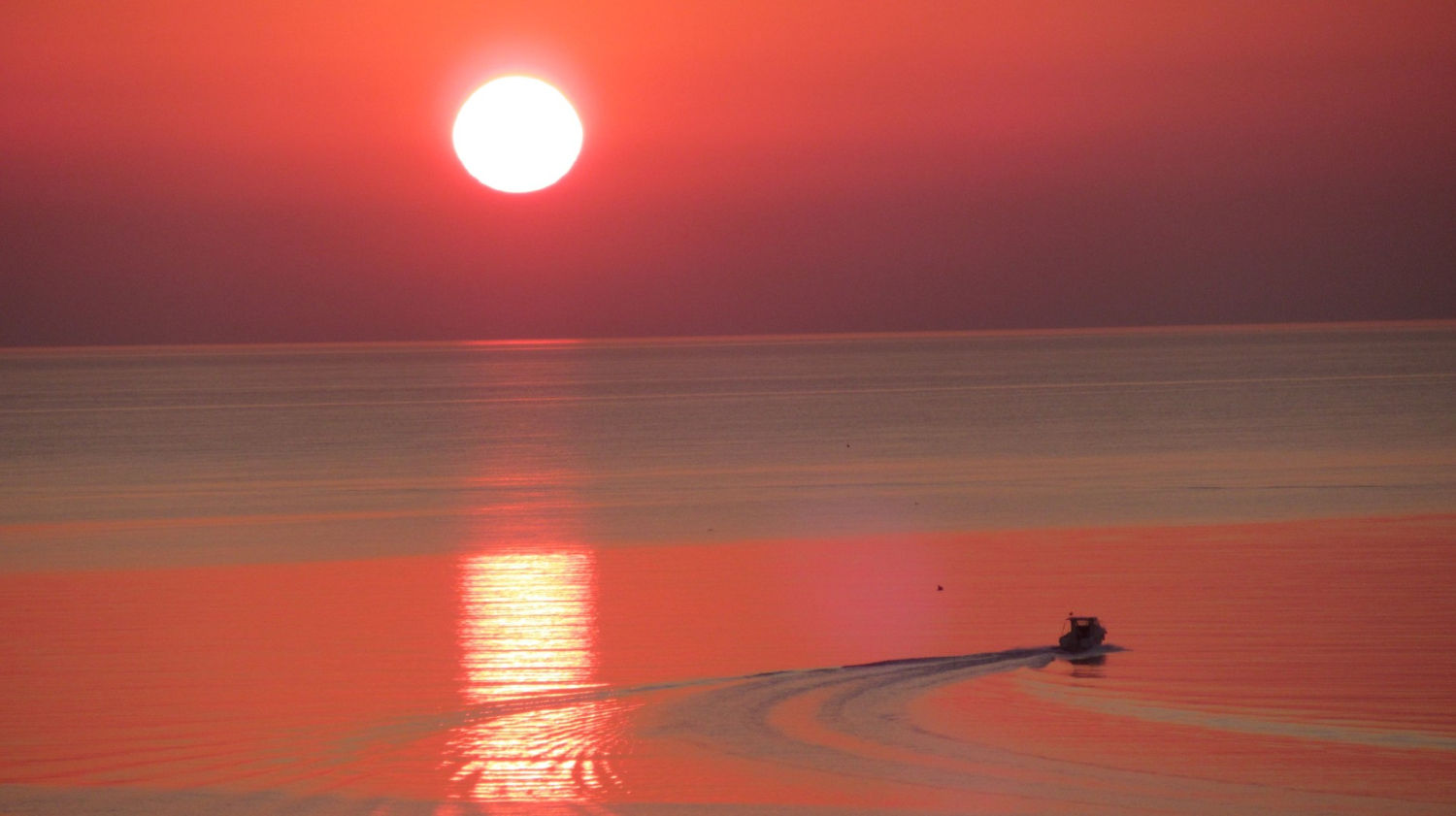 Amanecer rojo con reflejos en el mar en L'Escala.