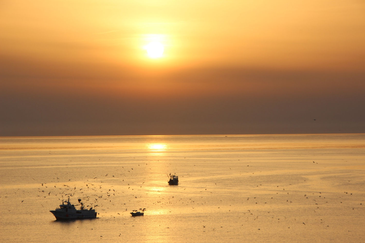 El sol guiando a los barcos en L'Escala.