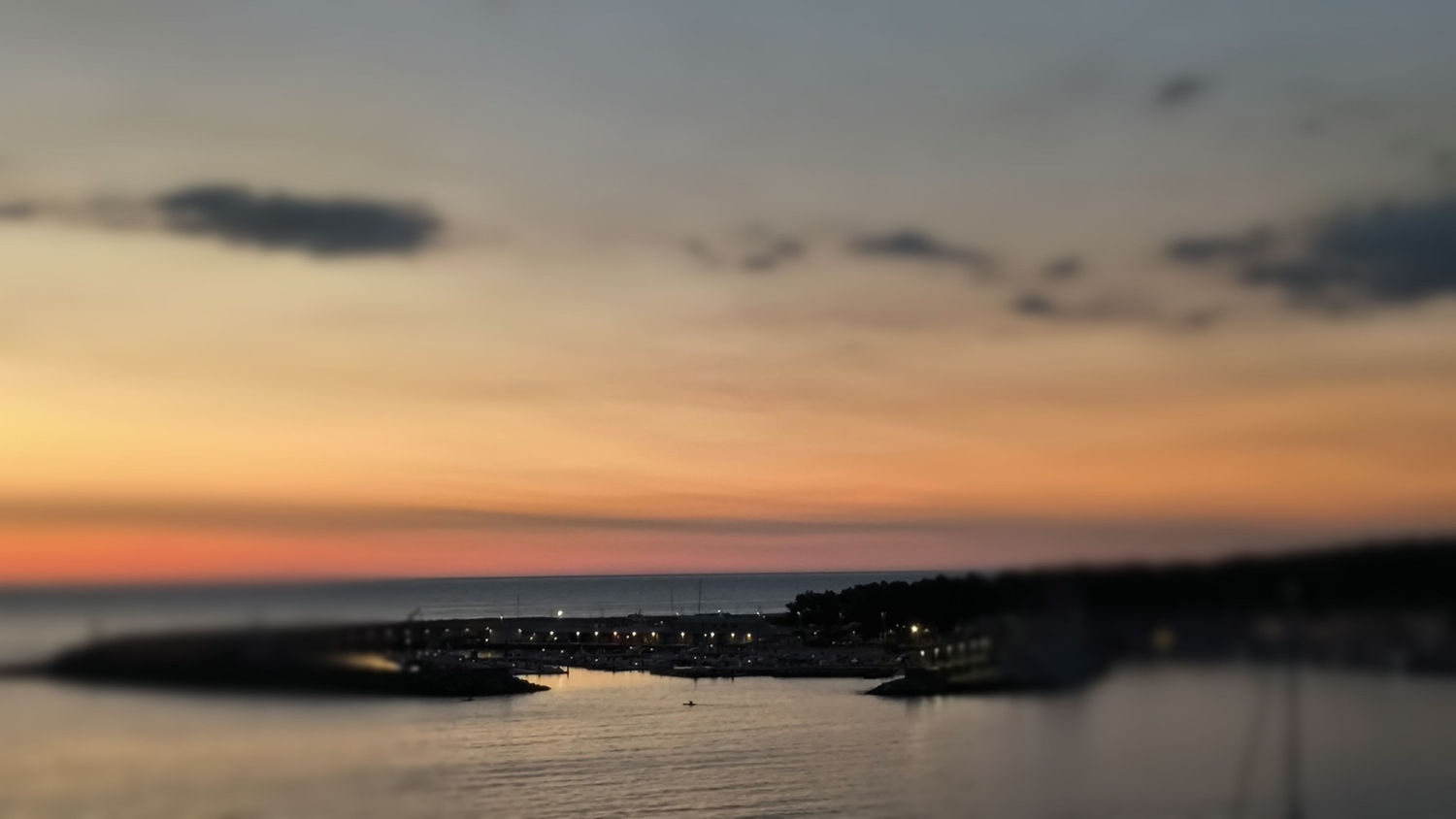 Candilazo entre nubes en L'Escala.