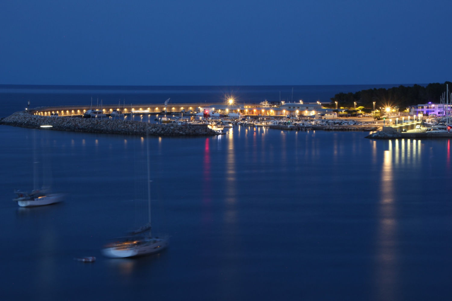 Cae la noche en L'Escala.