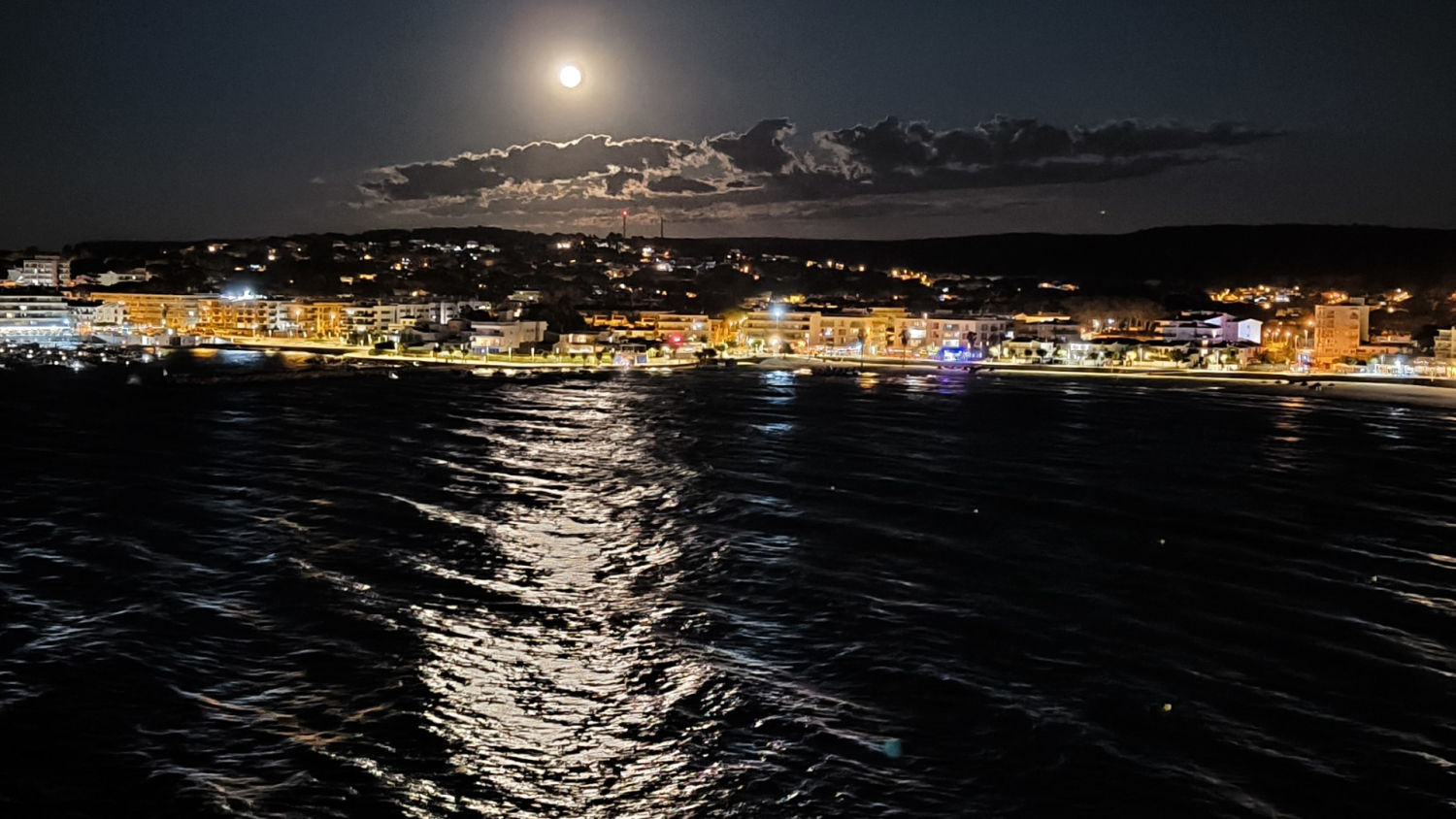 Cielo nocturno con reflejos en el mar en L'Escala.